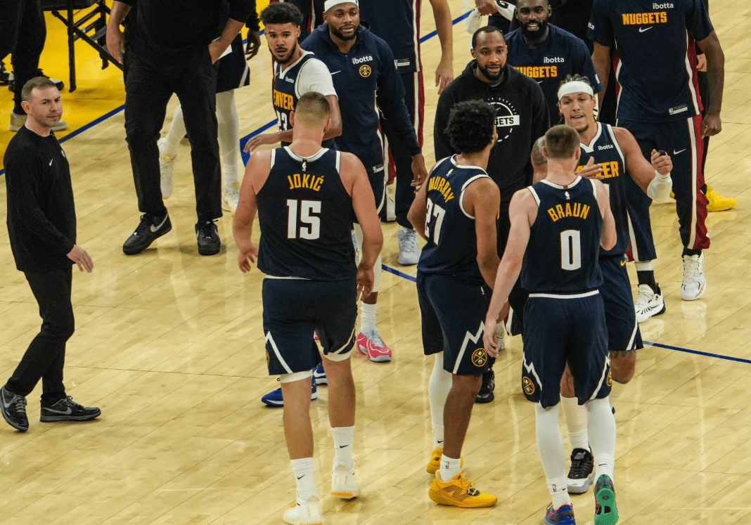 关于清晨CBA常规赛传出新动向；丹佛掘金造点机会；管理层表态——底气十足；控场能力受关注的信息