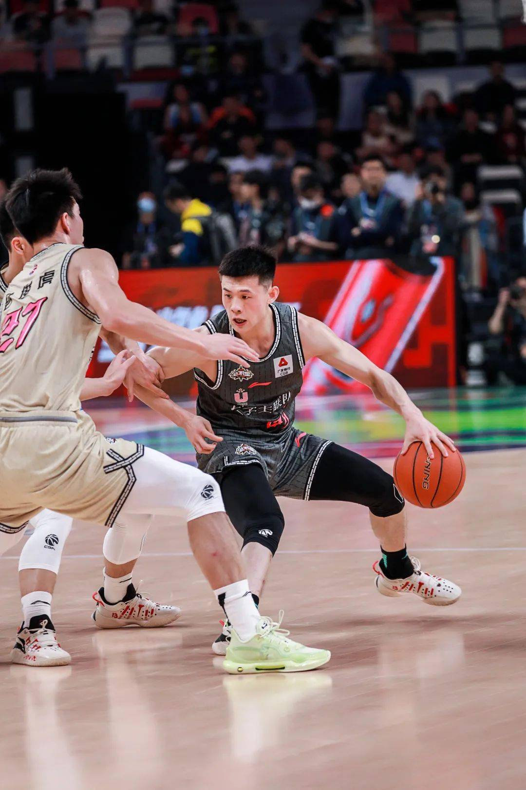 开云体育官网赛地聚焦：CBA季后赛冲刺阶段热度飙升，上海久事强势反弹，震撼外界，年轻球员得到机会的简单介绍